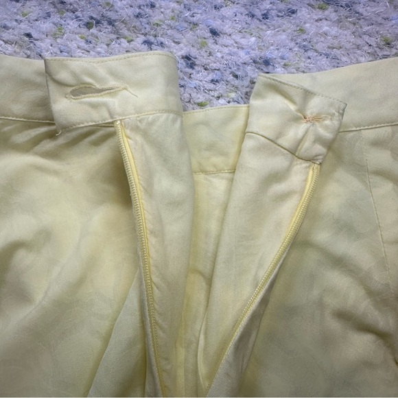 Old Navy Y2K 2000s Butter Yellow Skirt. Size: 10.
Low waisted. Knee Length. - Picture 5 of 6